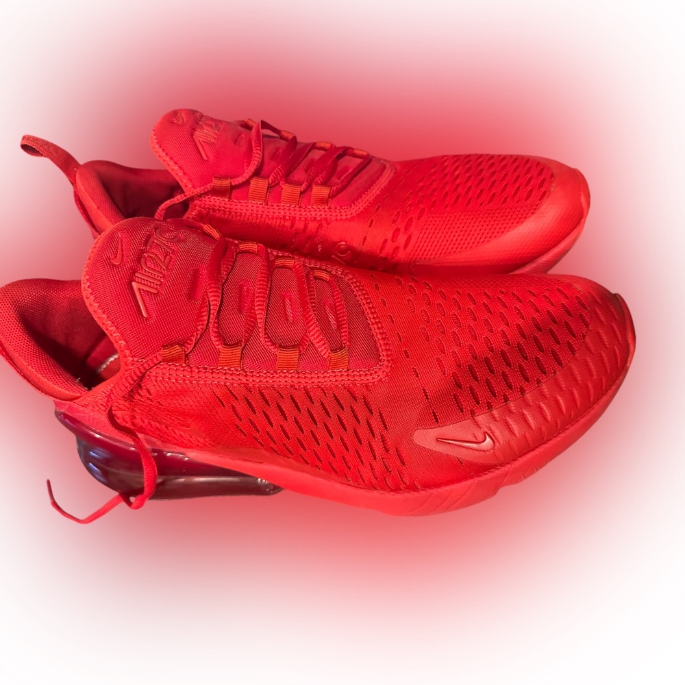University red, men’s size 10 NIKE AIR MAX 270s! Barely worn, super comfy!